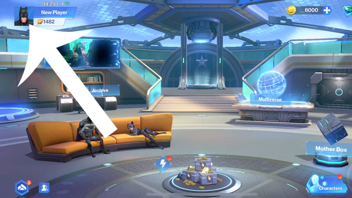 Стрелка указывает на кнопку, показывающую персонажа игрока на главном экране логова в DC Worlds Collide.