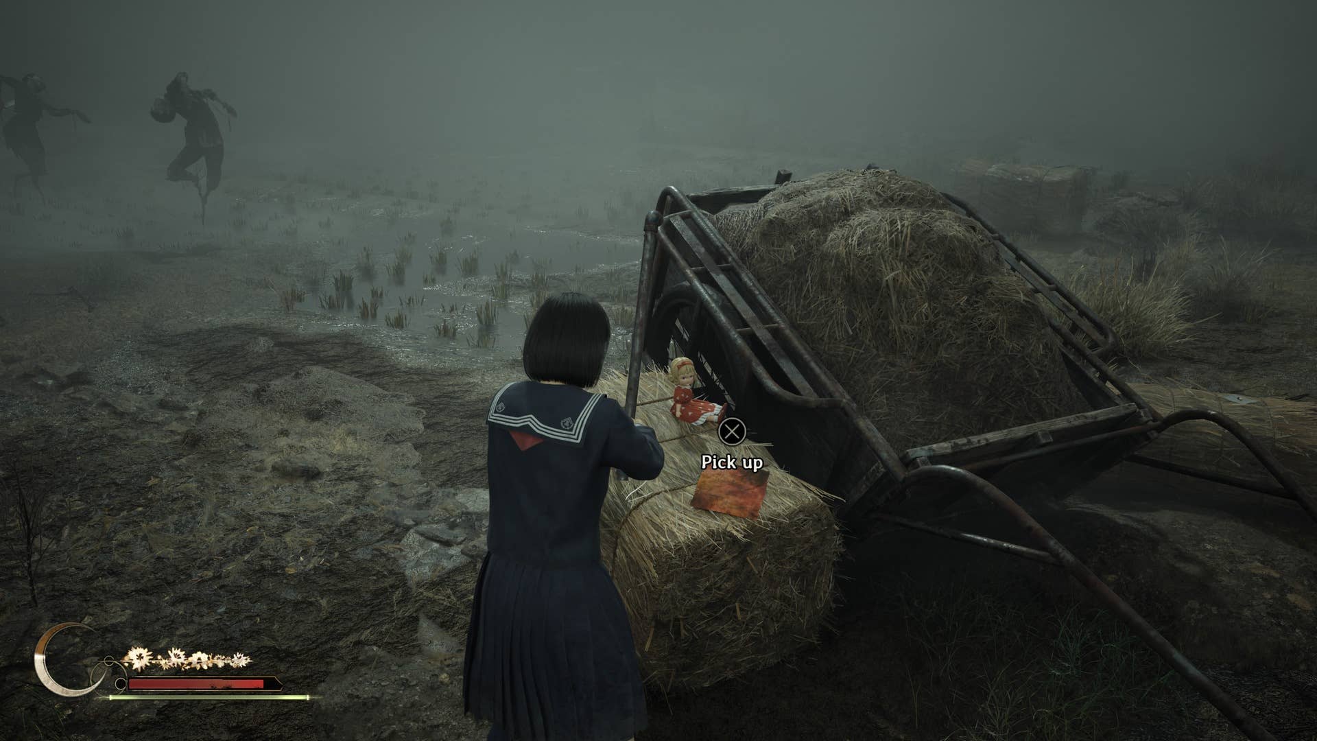 Хинако подходит к тележке и тюку сена с игрушечной куклой и запиской в Silent Hill f