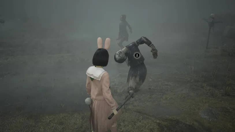 Хинако подходит к чучелу в Silent Hill f