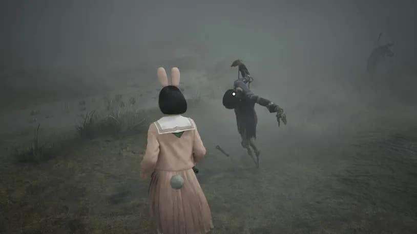 Хинако подходит к чучелу в Silent Hill f