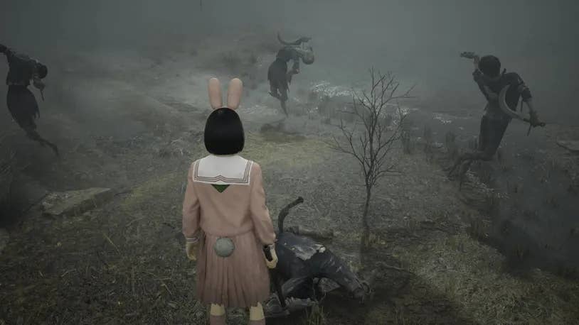 Хинако подходит к чучелу в Silent Hill f