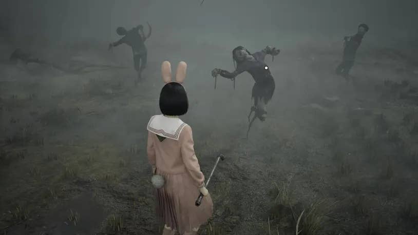 Хинако подходит к чучелу в Silent Hill f