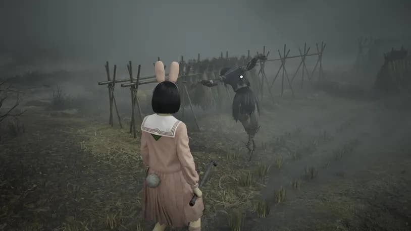 Хинако подходит к чучелу в Silent Hill f