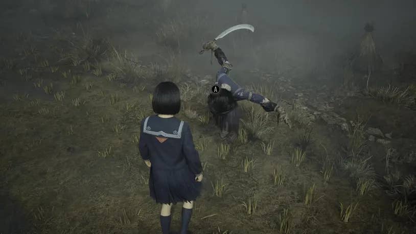 Хинако подходит к чучелу в Silent Hill f