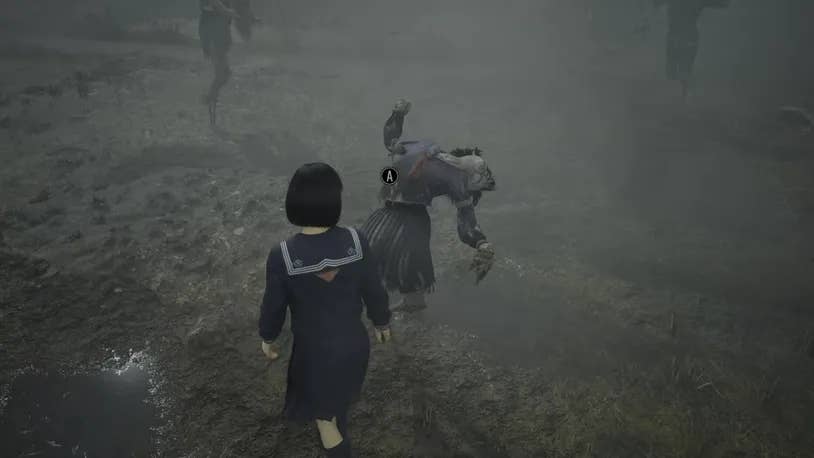 Хинако подходит к чучелу в Silent Hill f