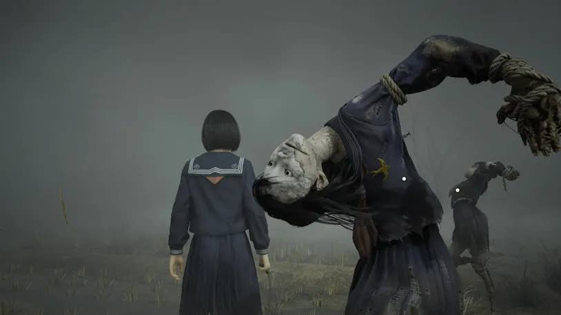 Хинако стоит рядом с чучелом в Silent Hill f