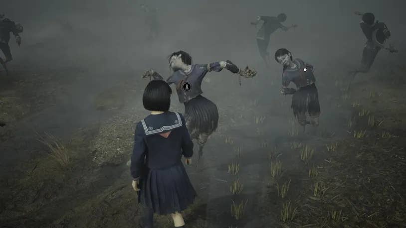 Хинако подходит к чучелу в Silent Hill f