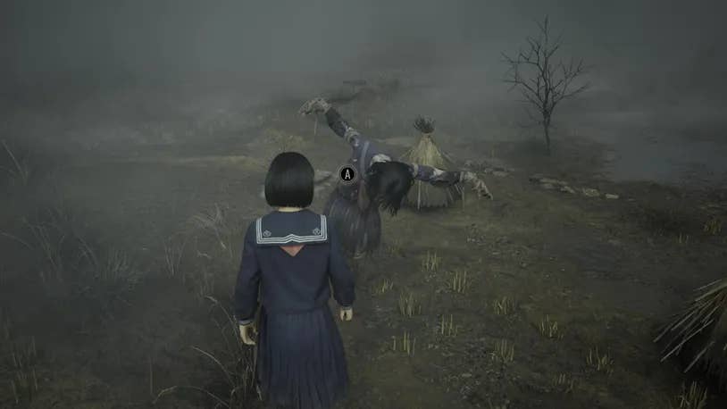 Хинако подходит к чучелу в Silent Hill f