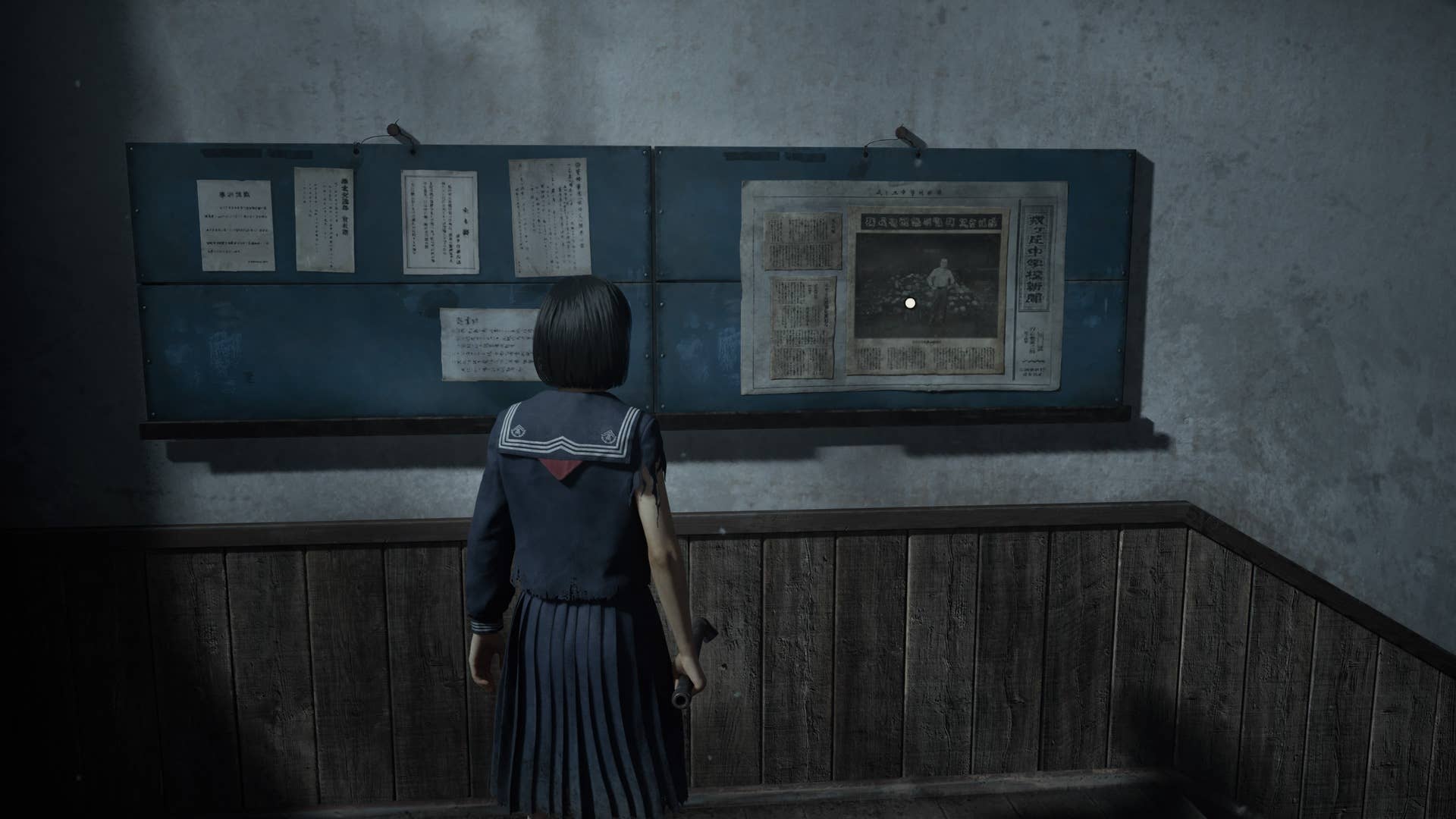Хинако подходит к вырезке из газеты, прикрепленной к стене школы в Silent Hill f