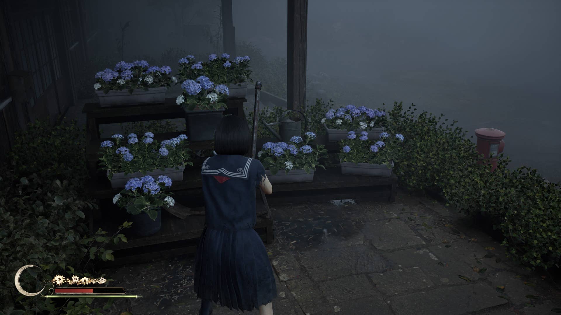 Хинако смотрит на несколько цветочных горшков во дворе школы в Silent Hill f