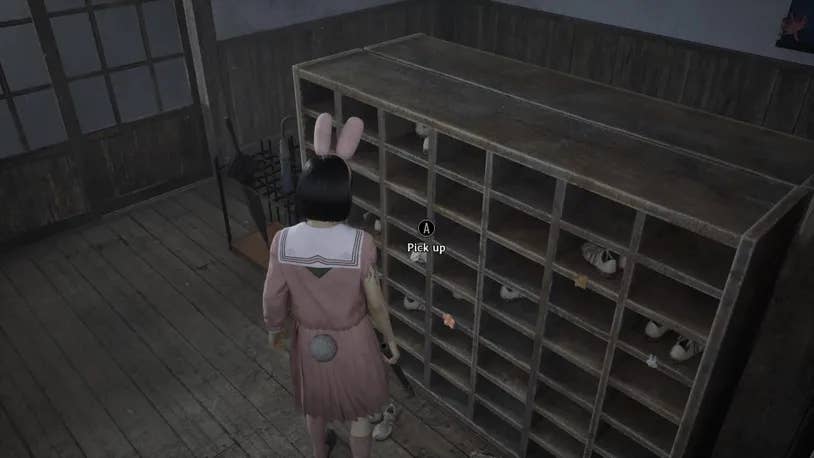 Хинако стоит напротив полок в вестибюле школы в Silent Hill f