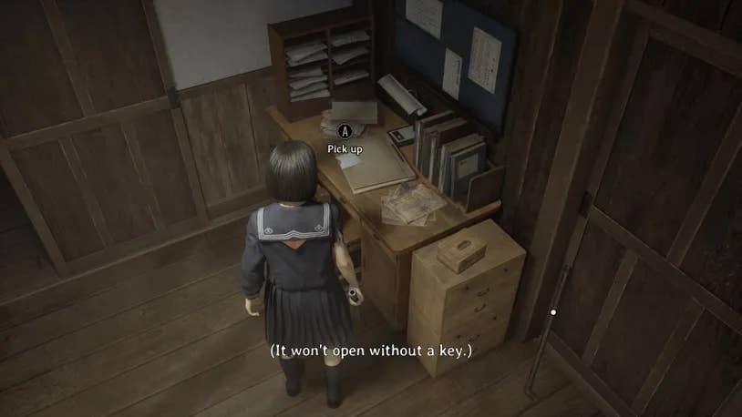 Хинако подходит к письменному столу в кабинете школы в Silent Hill f
