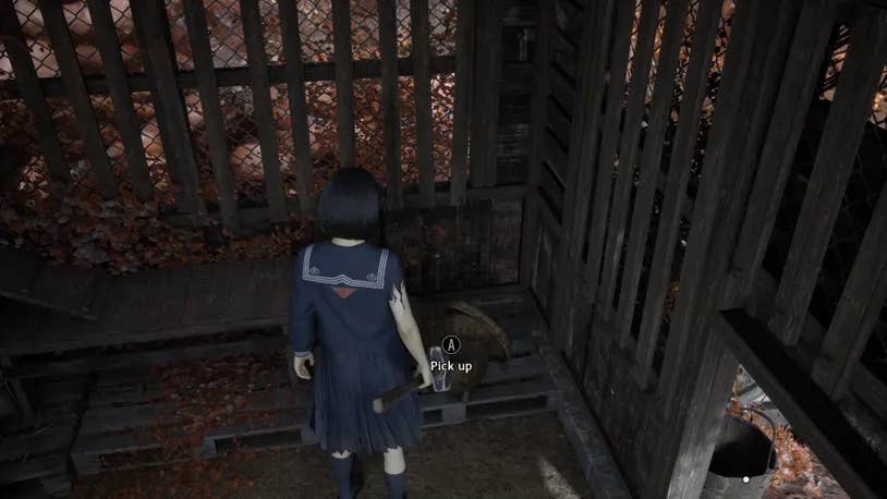 Хинако достаёт шпильку из корзины внутри крольчатника школы в Silent Hill f