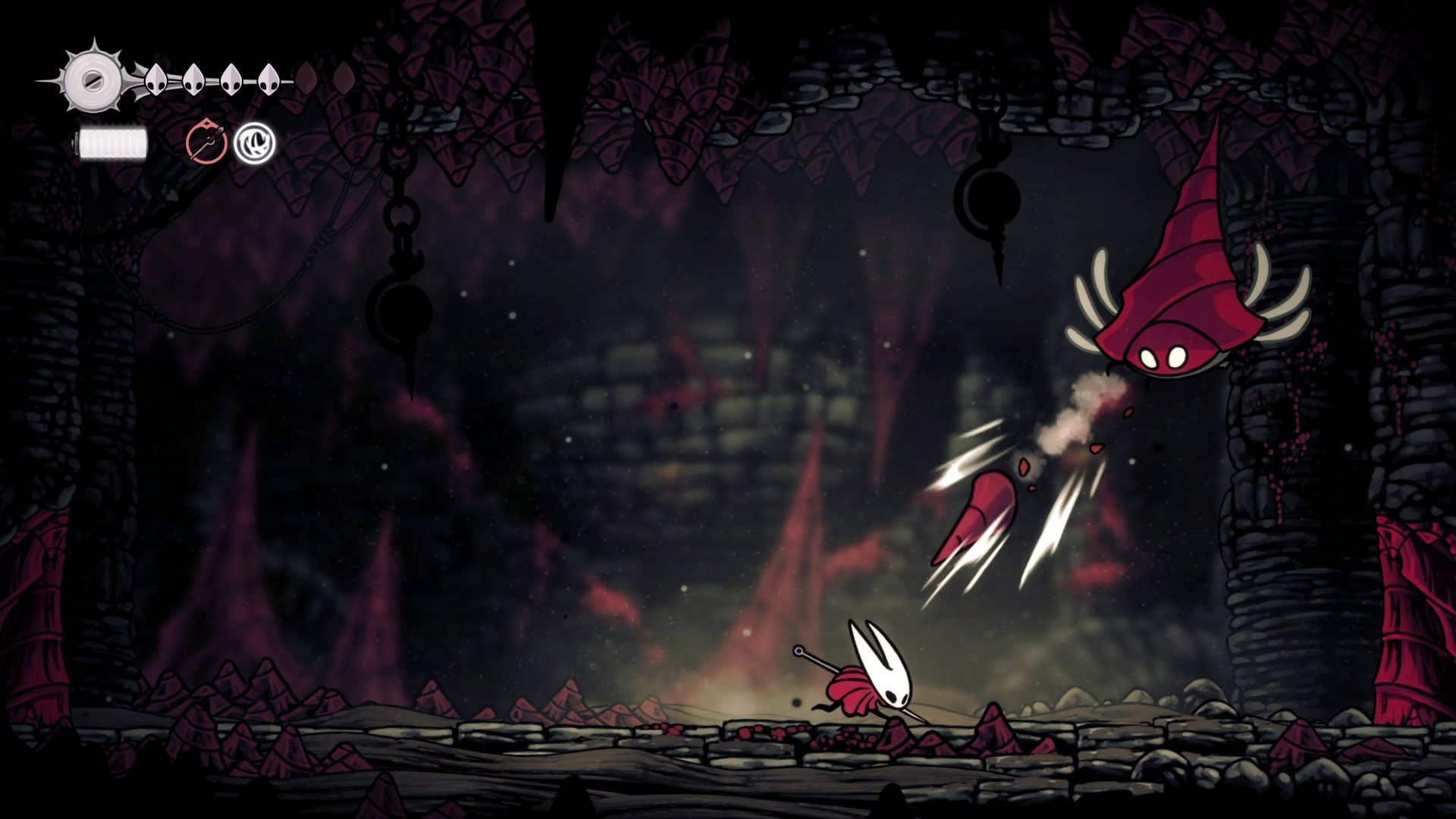 Hornet уходит в сторону от снаряда одной из Великих раковинных мух в Hollow Knight: Silksong
