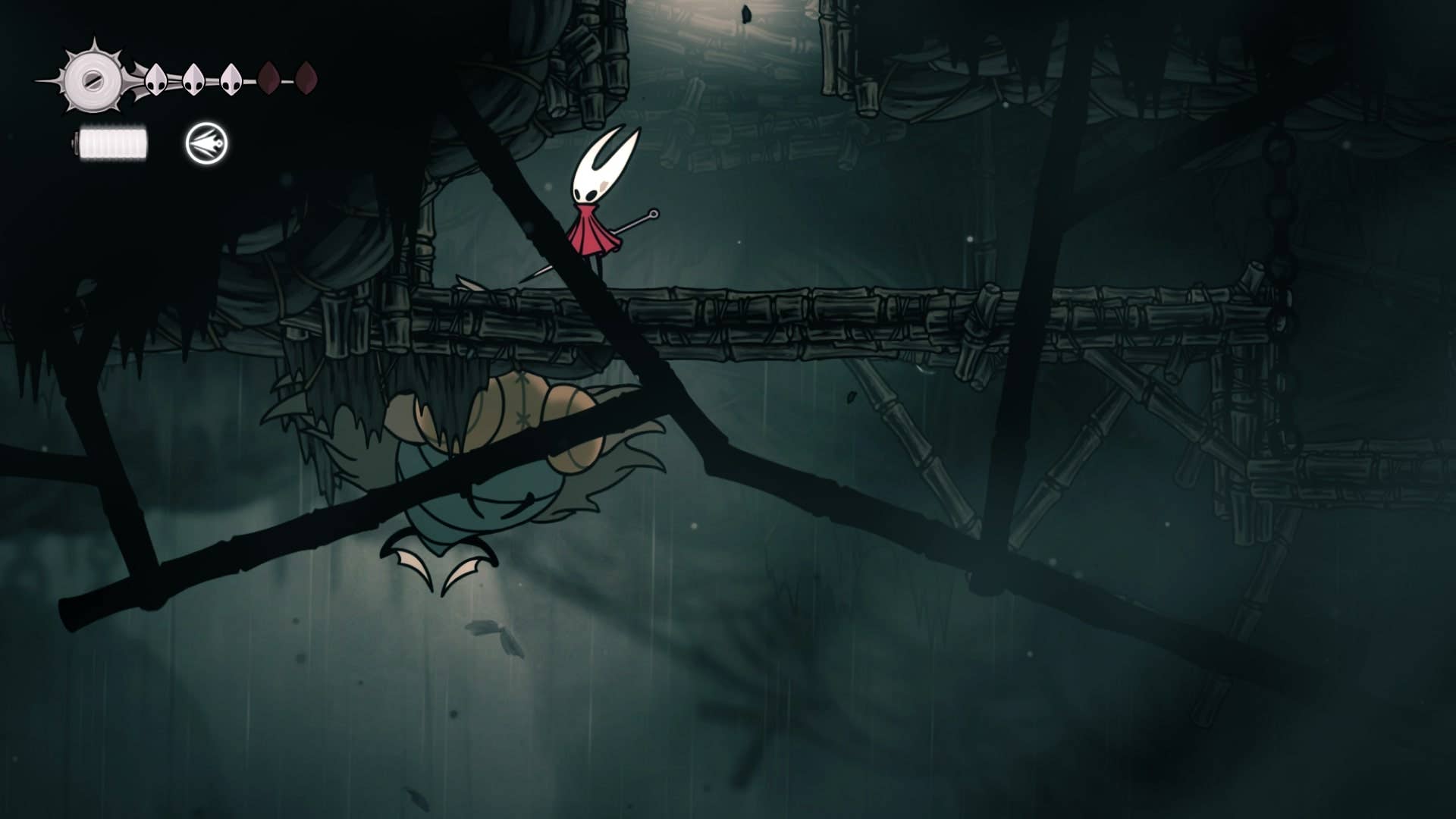 Хорнет стоит в углу, а Moorwing находится внизу в Greymoor в Hollow Knight: Silksong