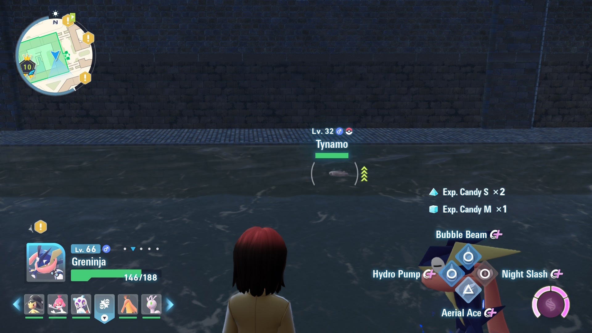 Тренер приближается к Tynamo в Pokémon Legends Z-A