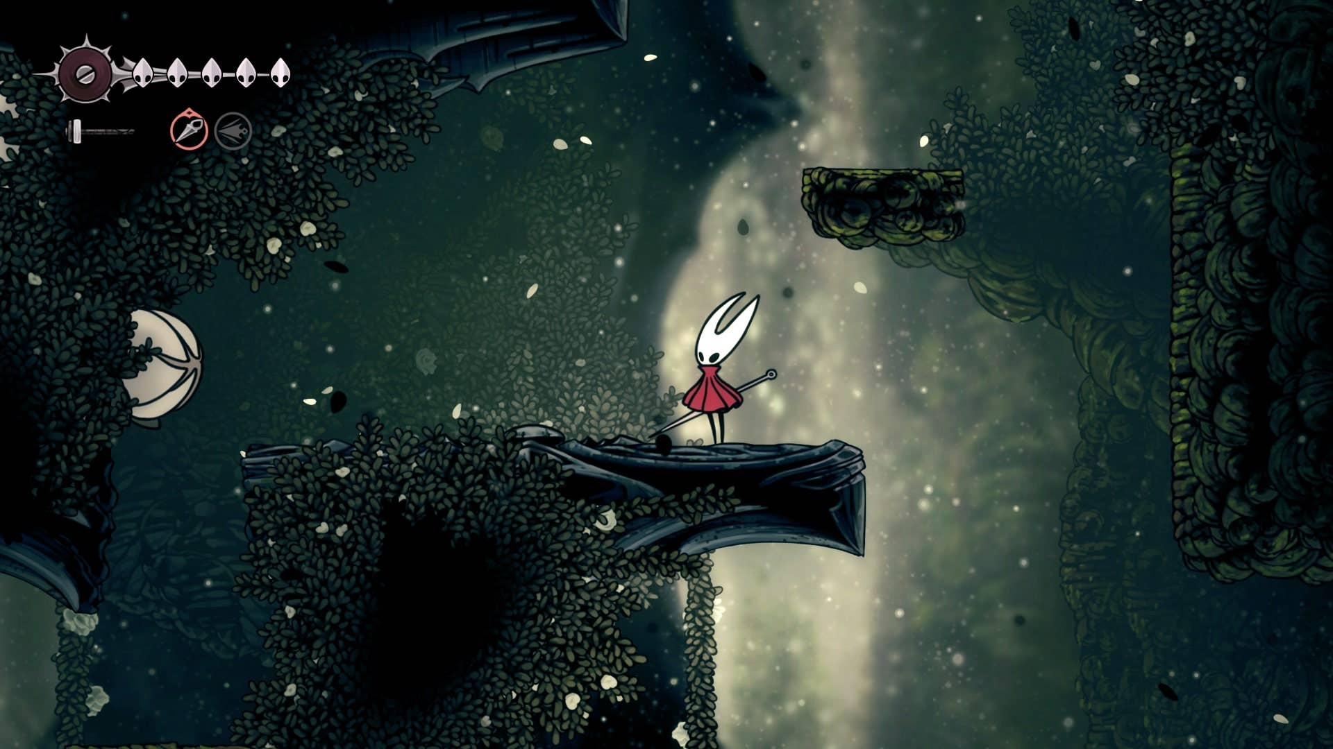 Хорнет стоит на уступе рядом с спящим врагом Gahlia в Shellwood в Hollow Knight: Silksong