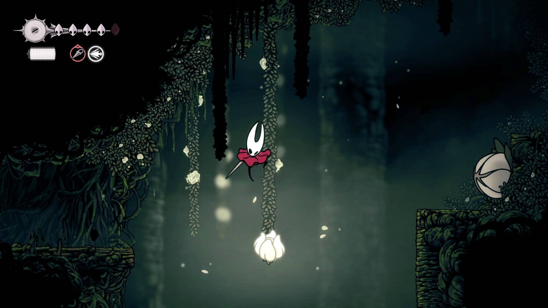 Хорнет отскакивает от белого цветочного бутона в Shellwood в Hollow Knight: Silksong