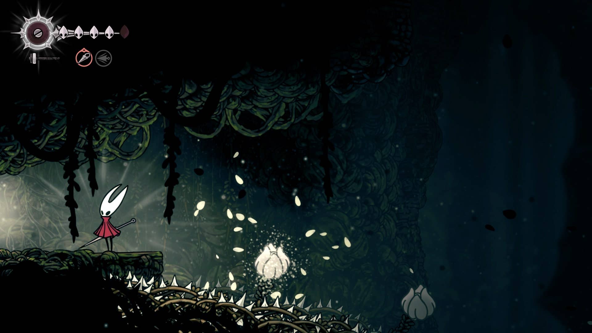 Хорнет стоит на уступе рядом с белыми цветочными бутонами над шипами, от которых можно отскакивать в Shellwood в Hollow Knight: Silksong