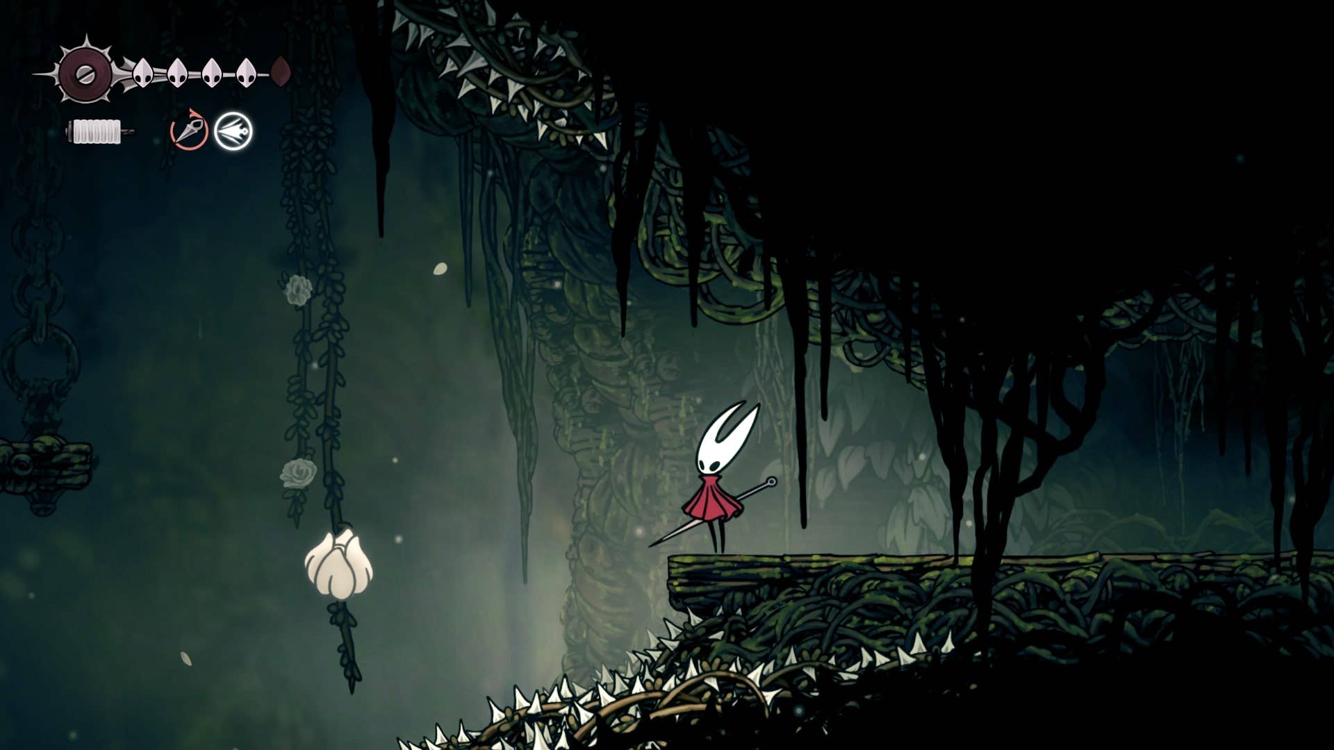 Хорнет стоит на уступе рядом с белым цветочным бутоном, от которого можно отскакивать в Shellwood в Hollow Knight: Silksong