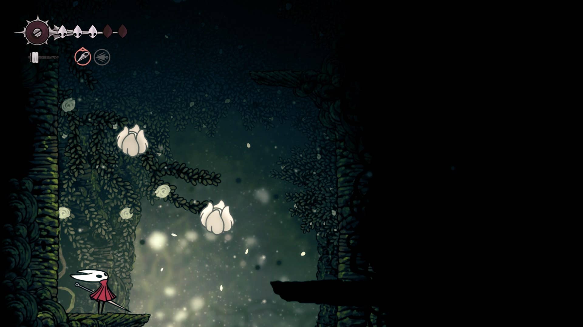 Хорнет смотрит на белые цветочные бутоны, от которых можно отскакивать в Shellwood в Hollow Knight: Silksong